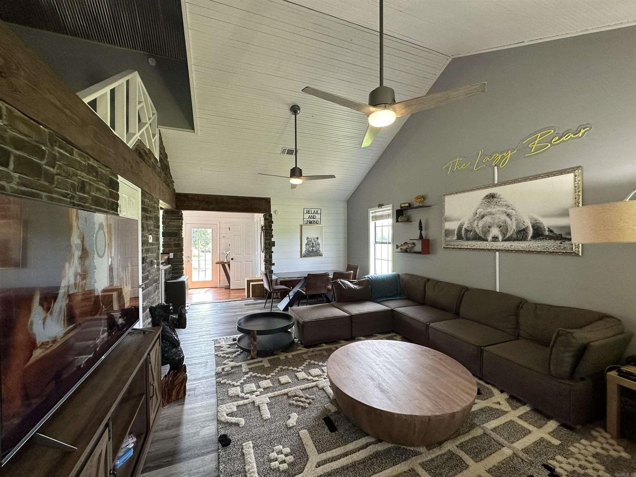 896 Vaughn Rd - Photo 4 of 50