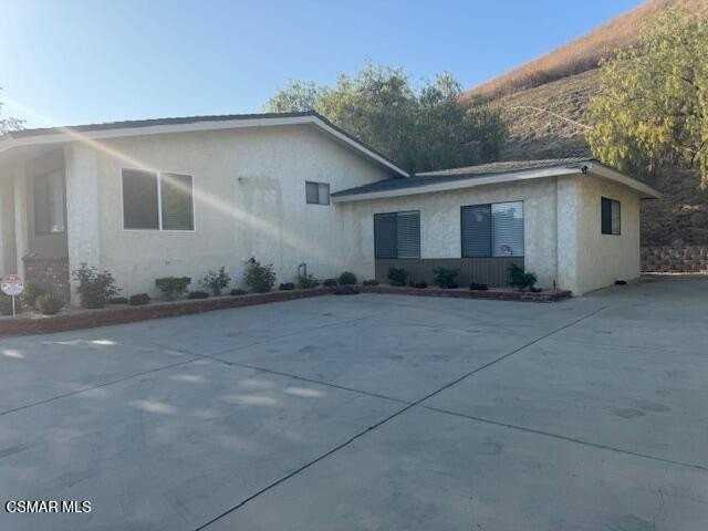 2485 East Hillcrest Drive - Photo 4 of 28