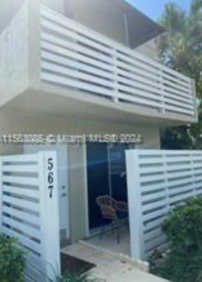 567 Nw 98th Ave - Photo 2 of 14