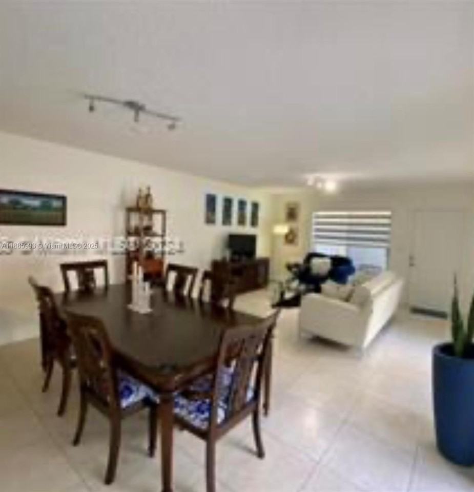 567 Nw 98th Ave - Photo 3 of 14