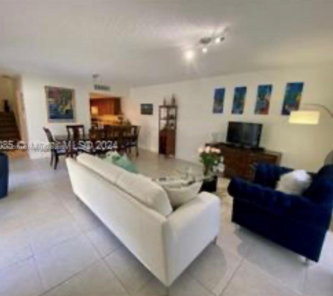 567 Nw 98th Ave - Photo 4 of 14