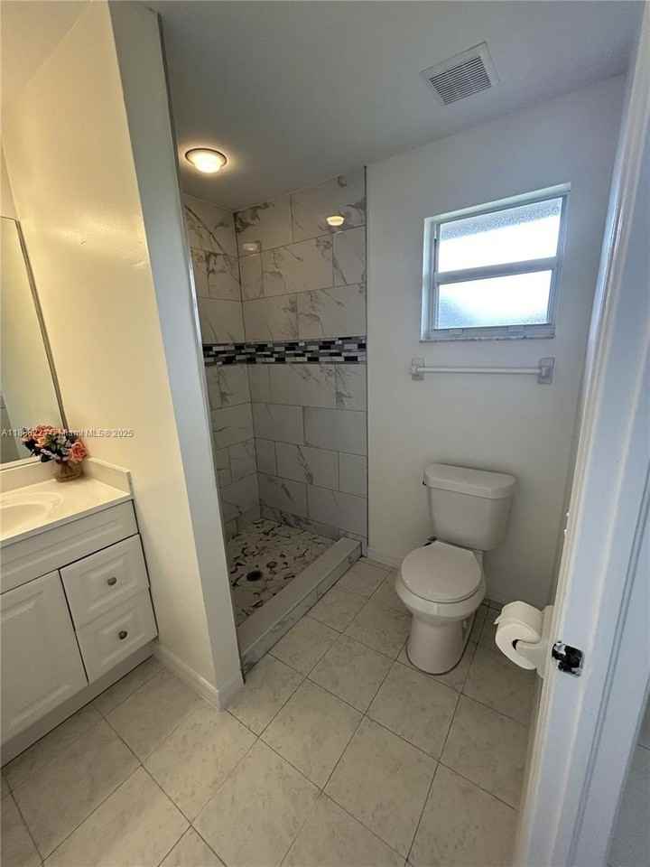 2422 Vernon Ave S #2422 - Photo 4 of 8