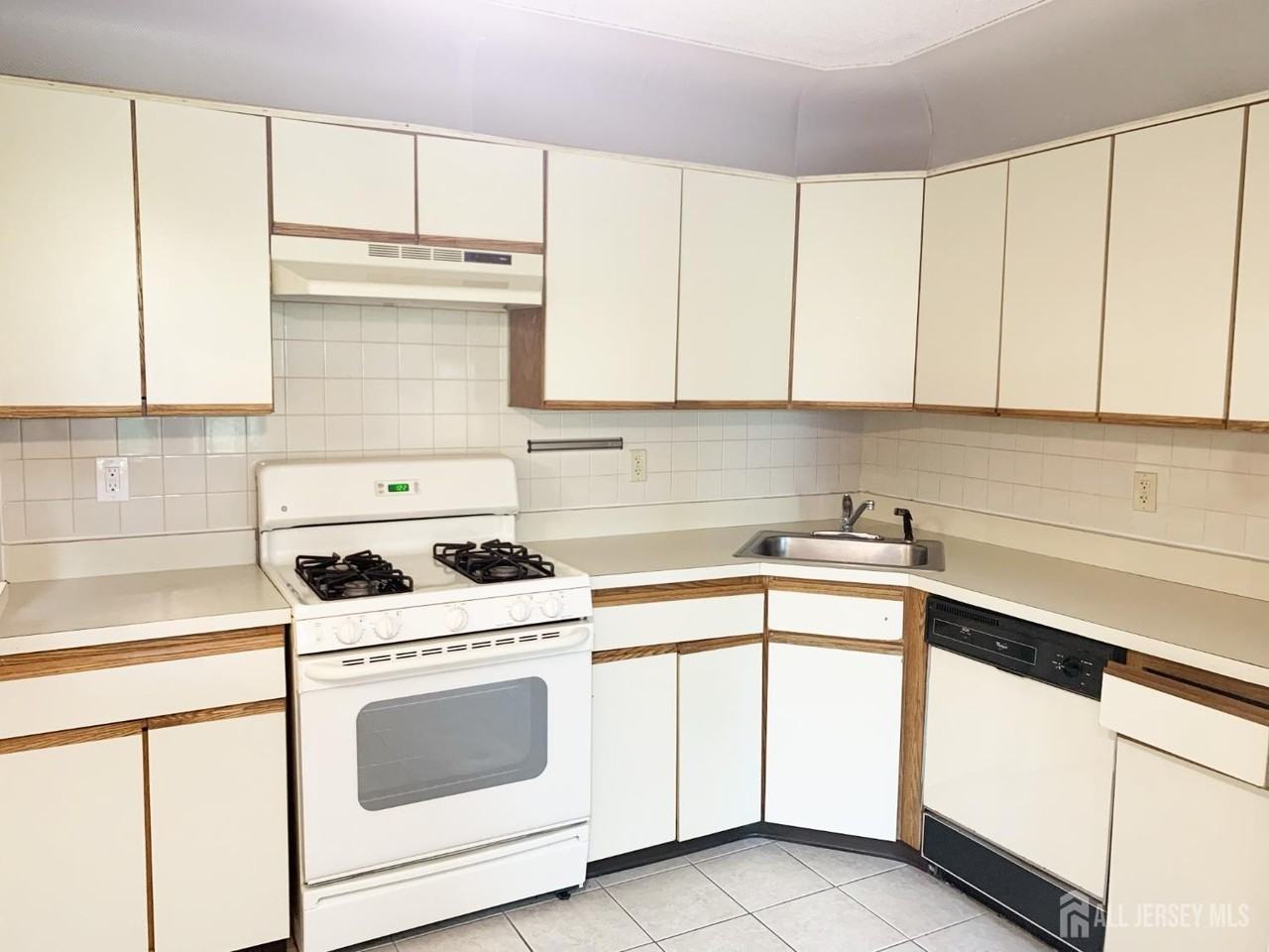 321 Hampshire Ct - Photo 2 of 9