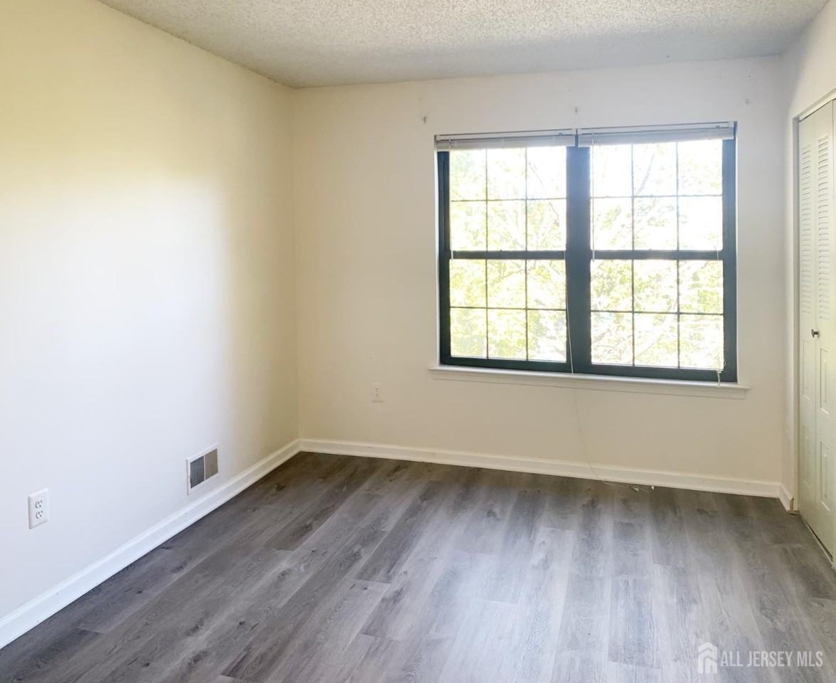 321 Hampshire Ct - Photo 3 of 9