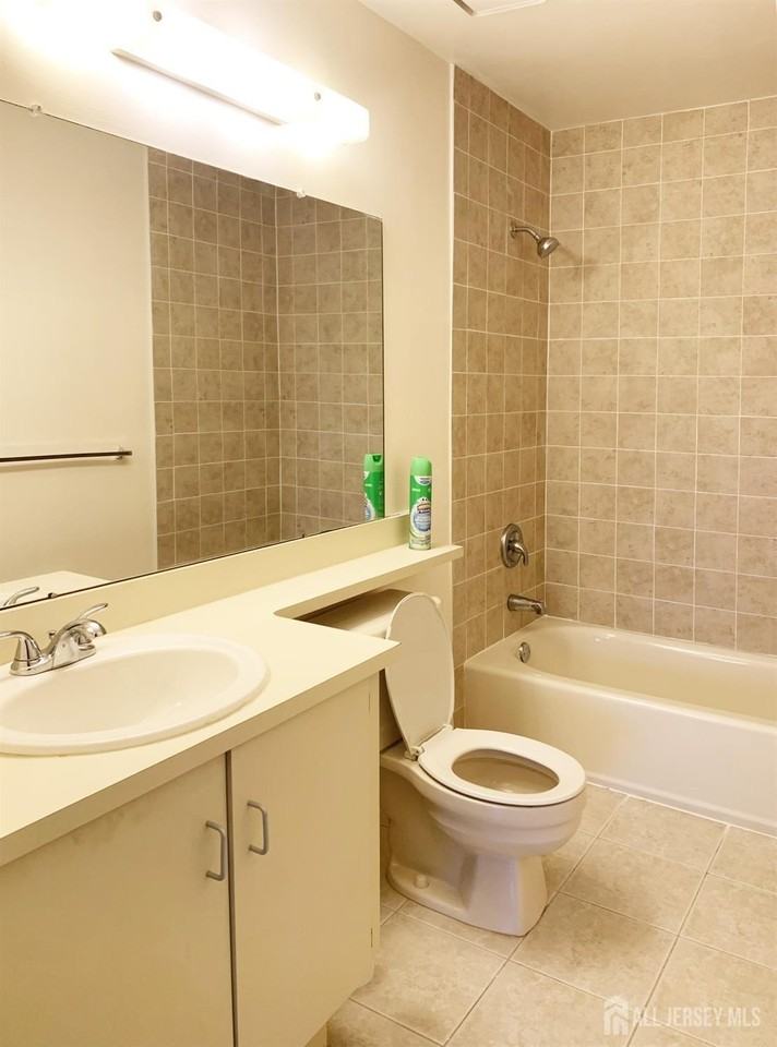 321 Hampshire Ct - Photo 4 of 9