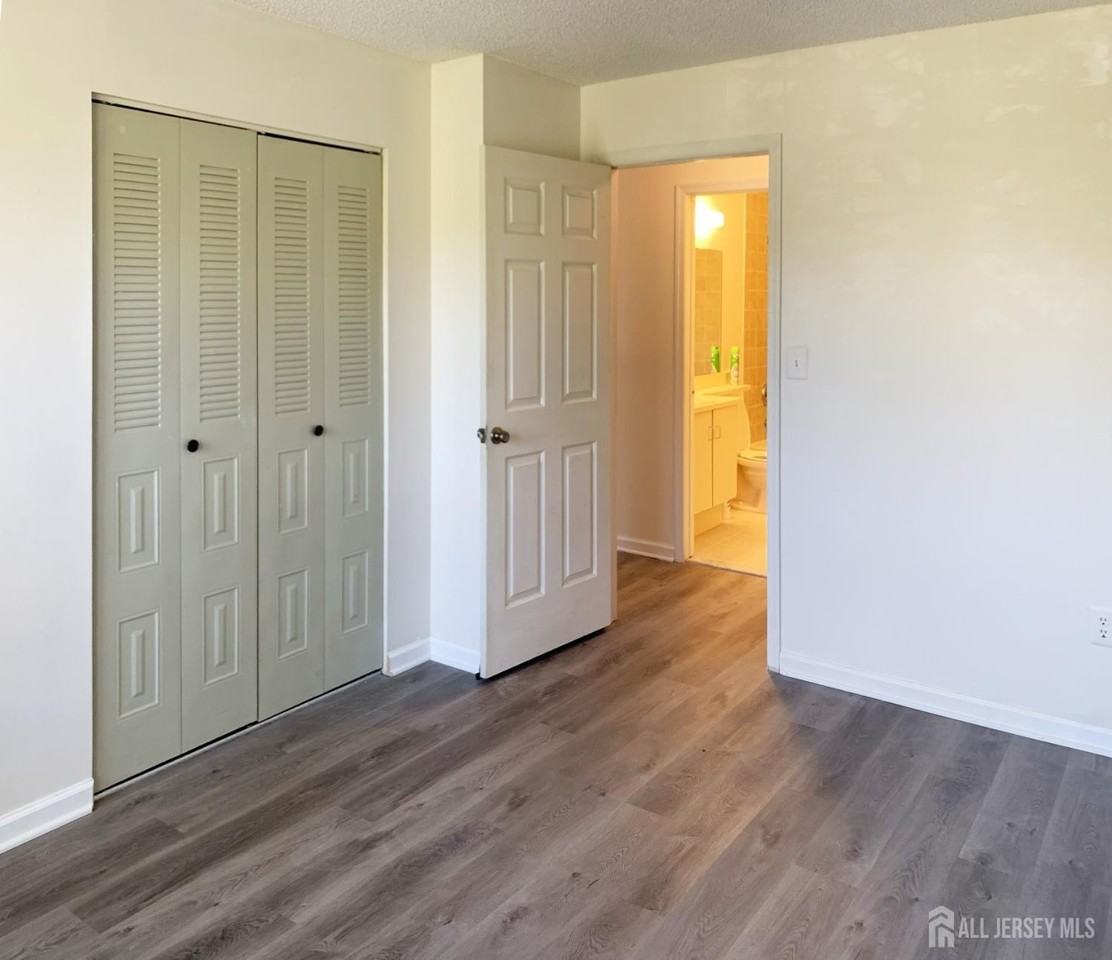 321 Hampshire Ct - Photo 5 of 9