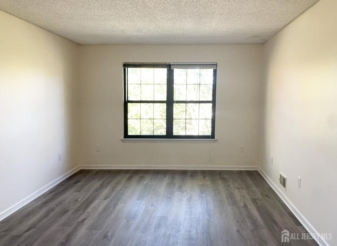 321 Hampshire Ct - Photo 6 of 9