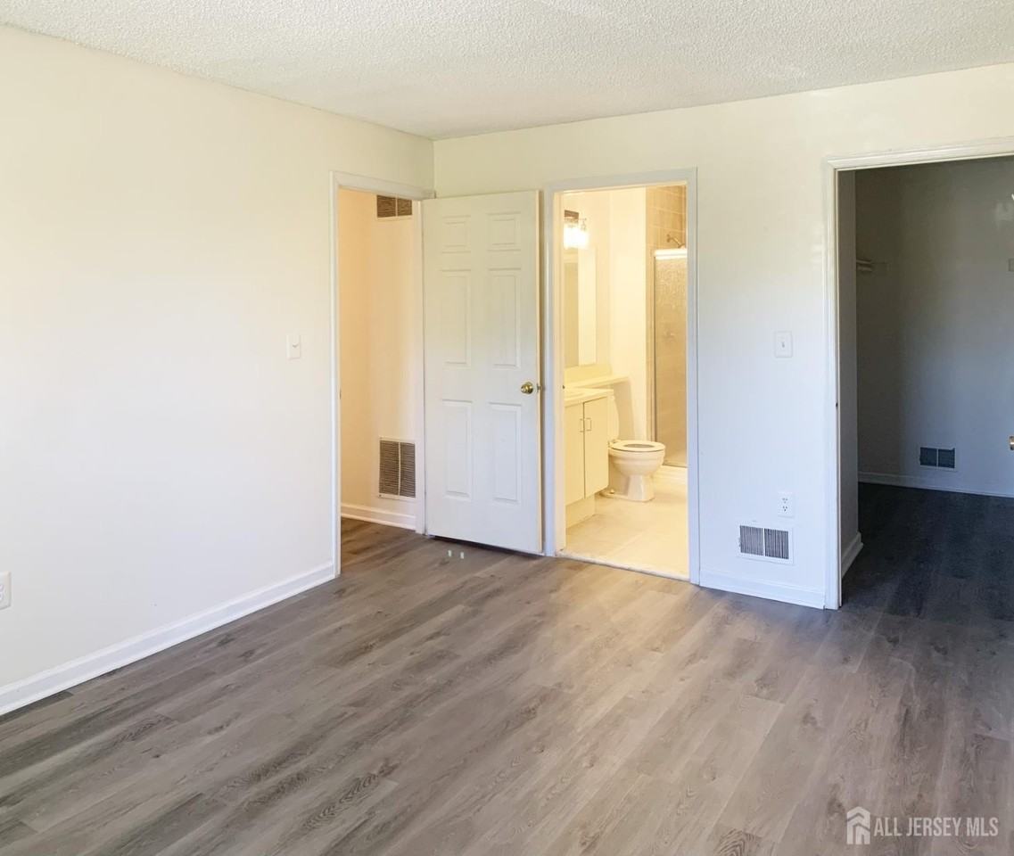 321 Hampshire Ct - Photo 7 of 9