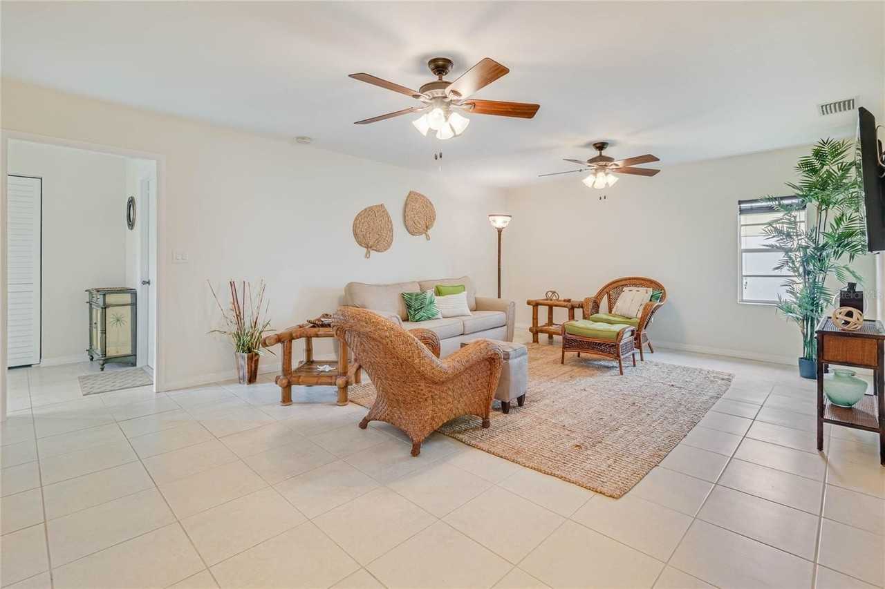 297 Cheshire St - Photo 7 of 35