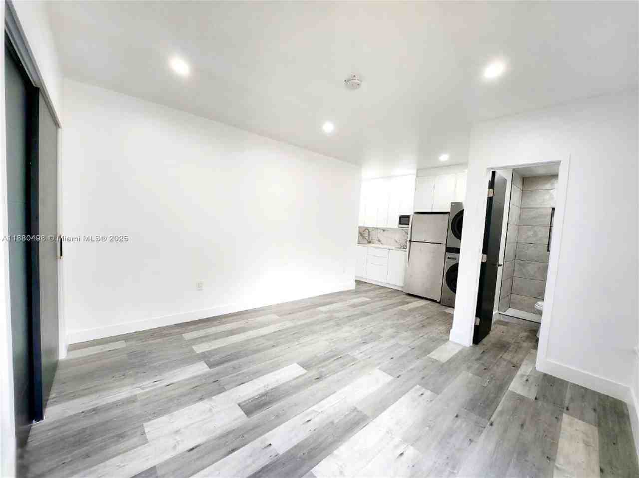 511 Sw 15th St #DA - Photo 2 of 8