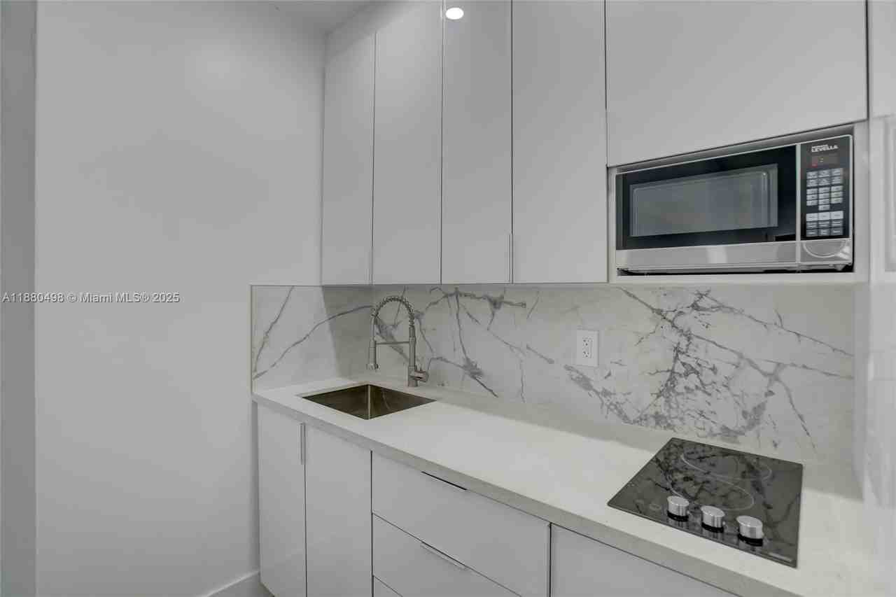 511 Sw 15th St #DA - Photo 3 of 8