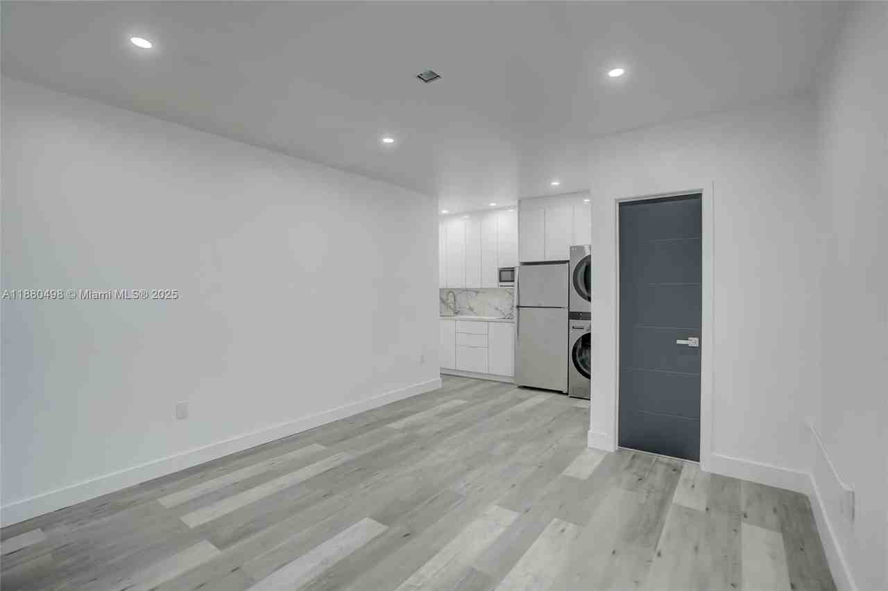 511 Sw 15th St #DA - Photo 4 of 8