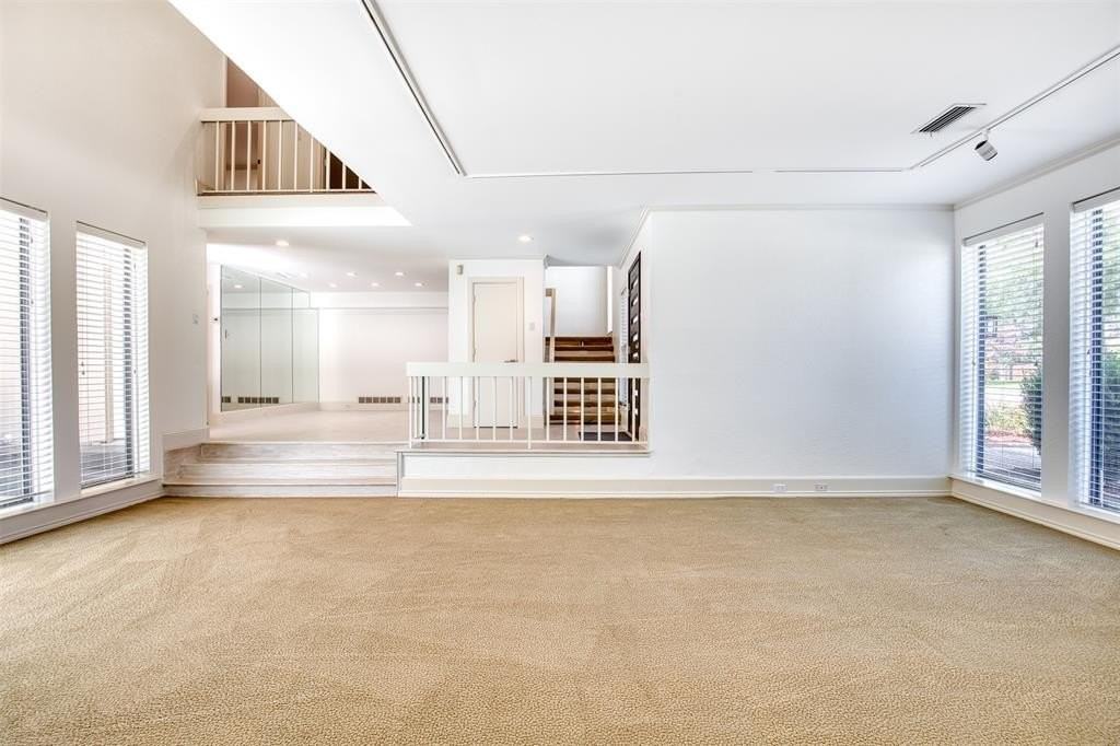 16339 Lauder Ln - Photo 4 of 32