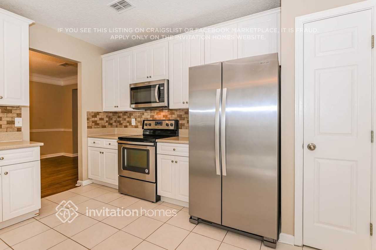 8519 Glenbury Court North - Photo 7 of 18