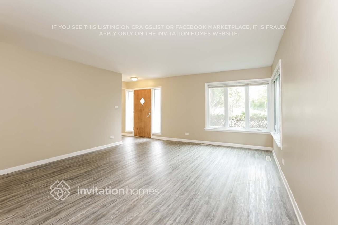 1462 Deerfield Rd - Photo 5 of 18