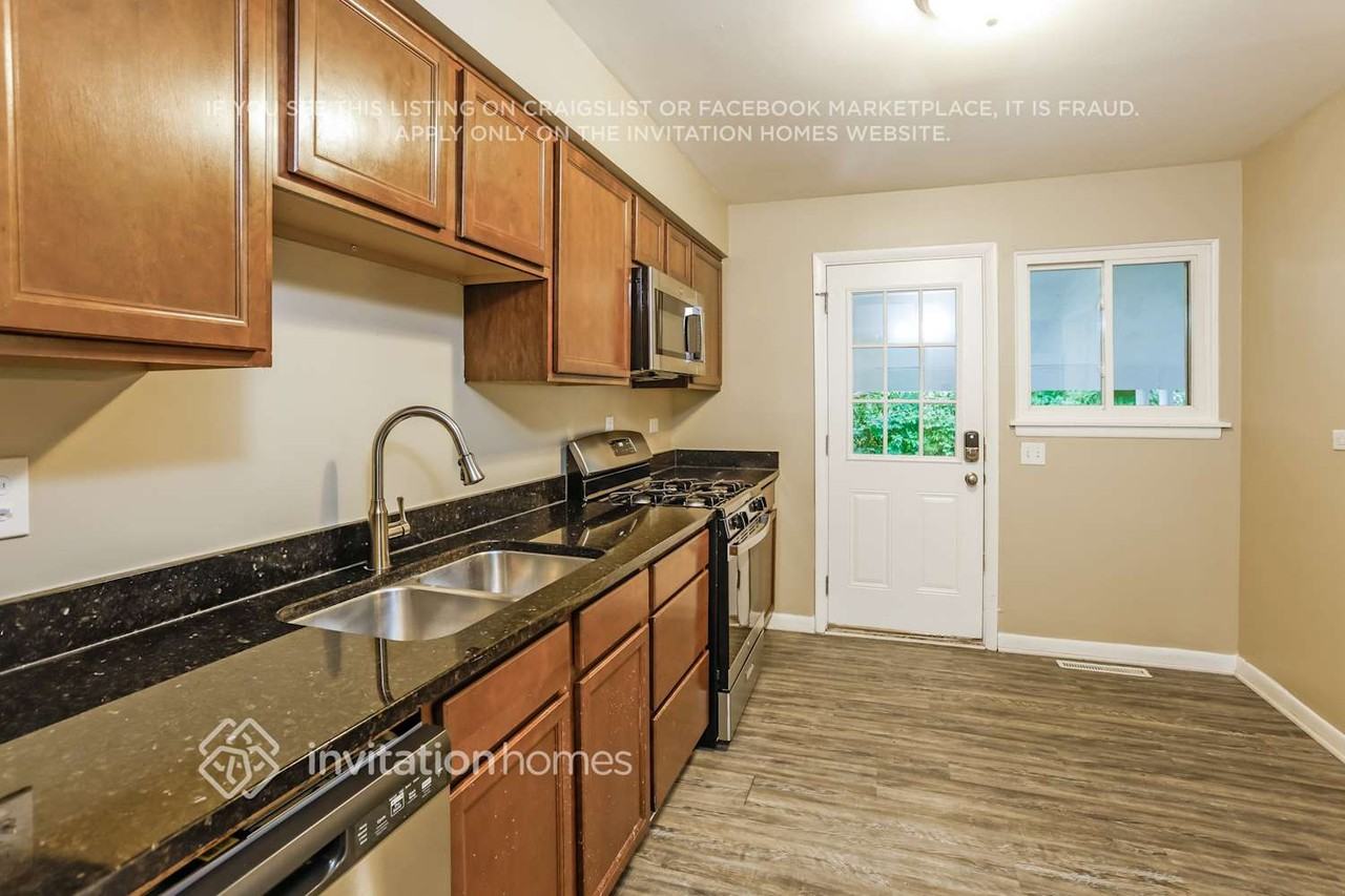 1462 Deerfield Rd - Photo 7 of 18