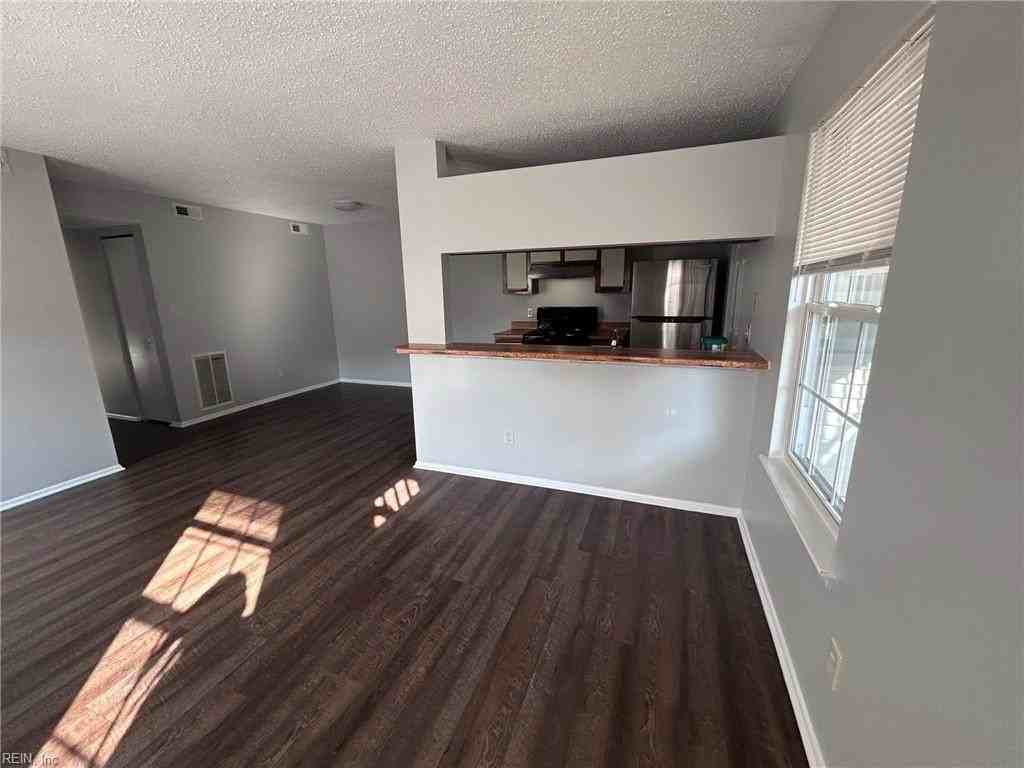 500 Wharf Ct - Photo 4 of 13