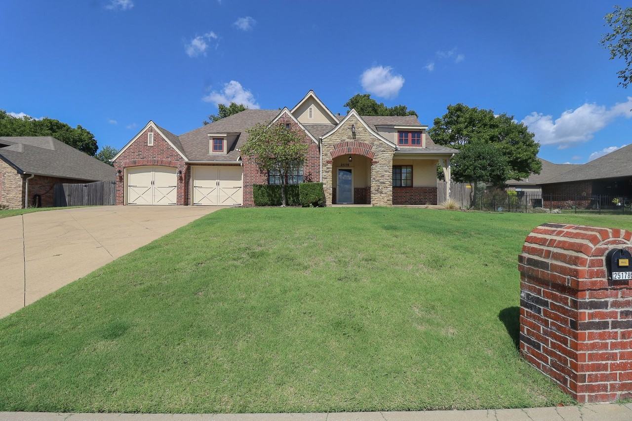 25178 Stonebridge Pkwy - Photo 2 of 47