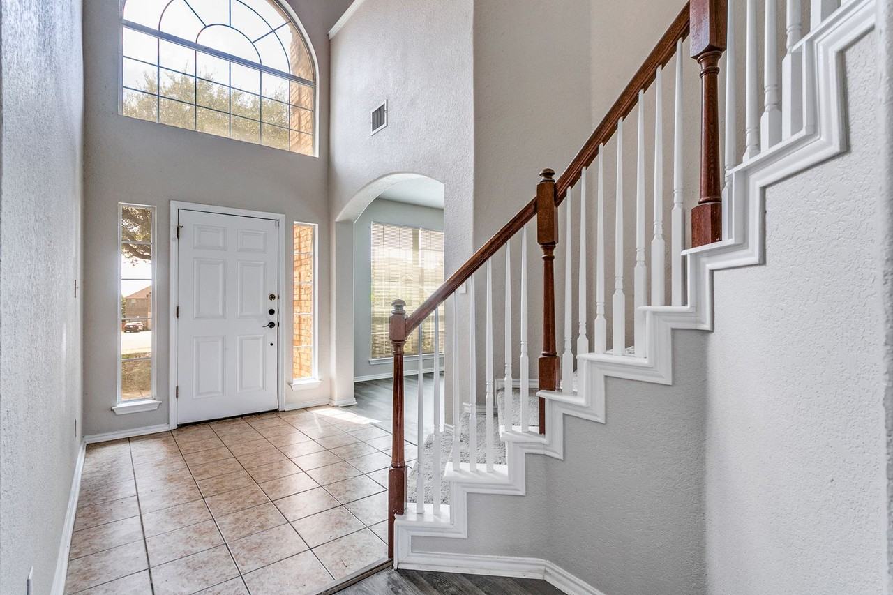 21715 Hanover Crst - Photo 3 of 25