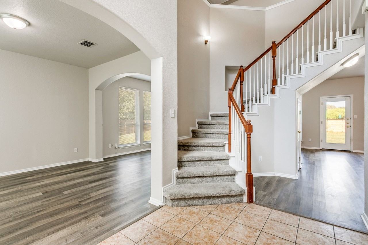 21715 Hanover Crst - Photo 4 of 25