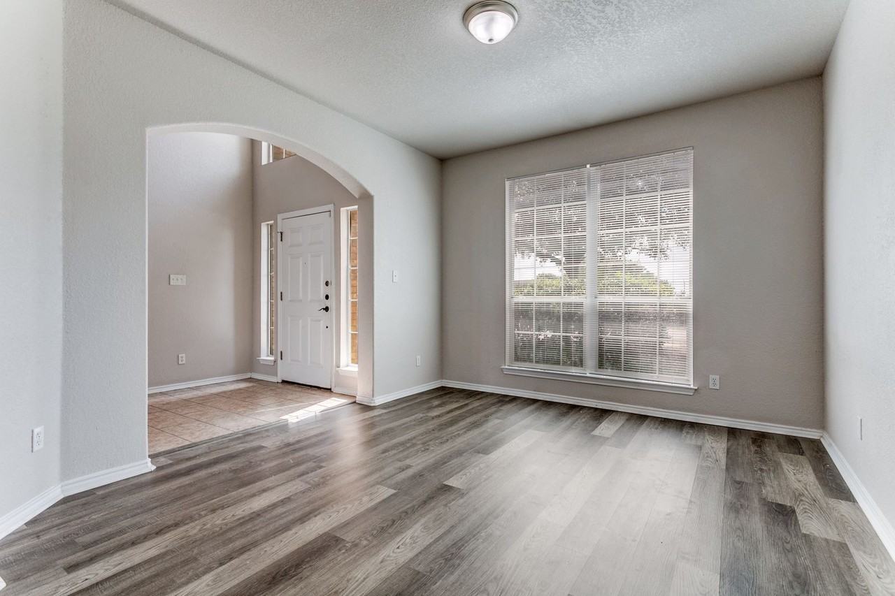 21715 Hanover Crst - Photo 5 of 25