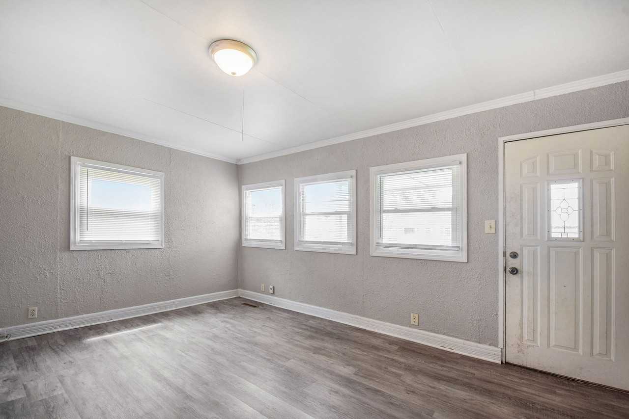 1714 Pulaski St - Photo 3 of 17