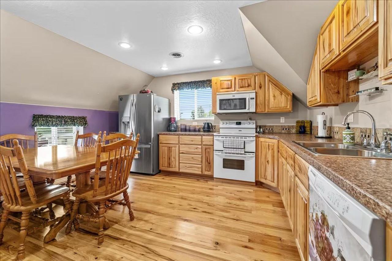 203 6th Ave S #1308985P - Photo 3 of 13