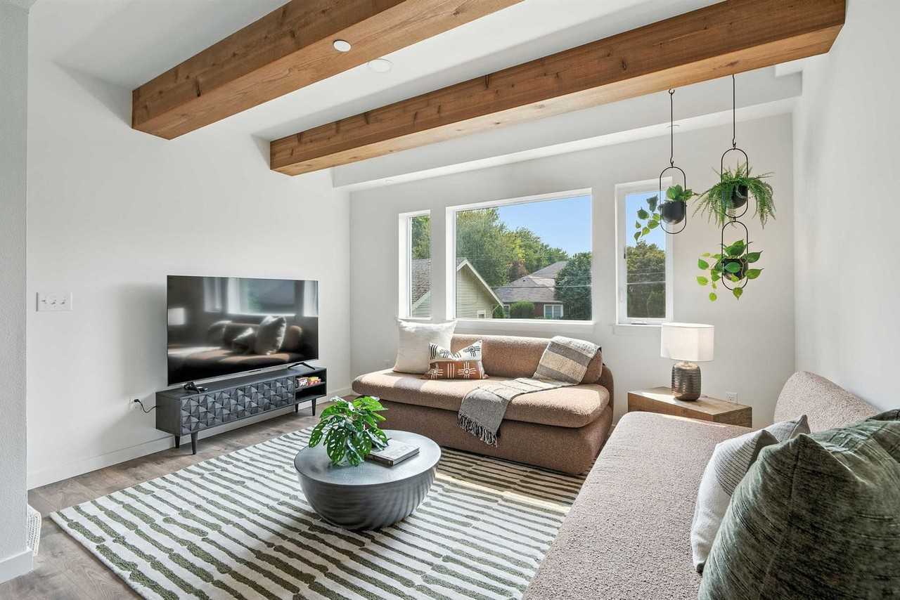 925 Ne 23rd Ave #1309877P - Photo 2 of 50