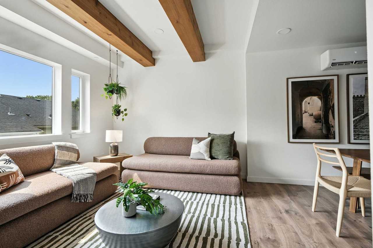 925 Ne 23rd Ave #1309877P - Photo 3 of 50