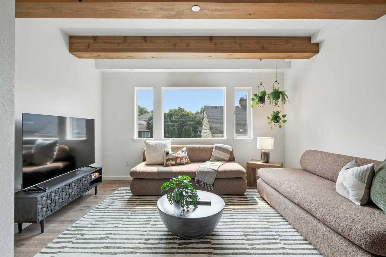 925 Ne 23rd Ave #1309877P - Photo 4 of 50