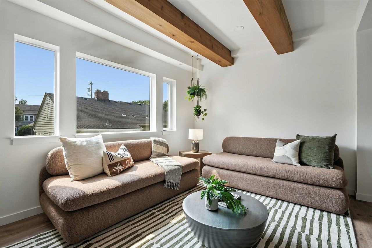 925 Ne 23rd Ave #1309877P - Photo 5 of 50