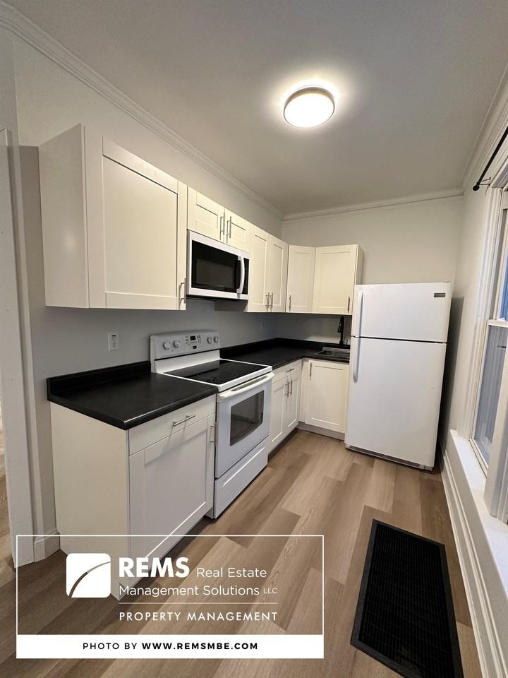 246 N Walnut St - Photo 3 of 13