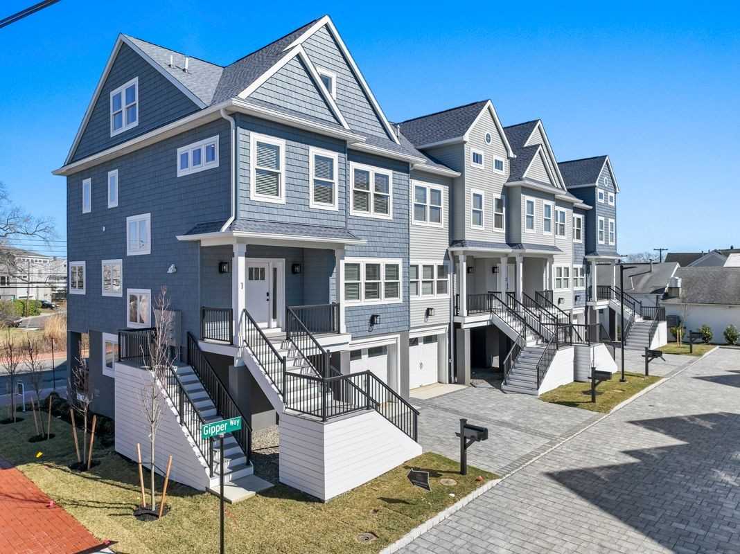95 Bay Ave - Photo 2 of 3