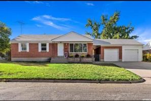 featured image of 985 Maple St