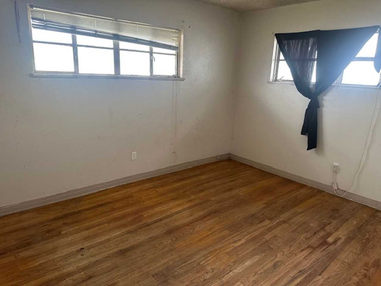 4409 S Travis St - Photo 6 of 12