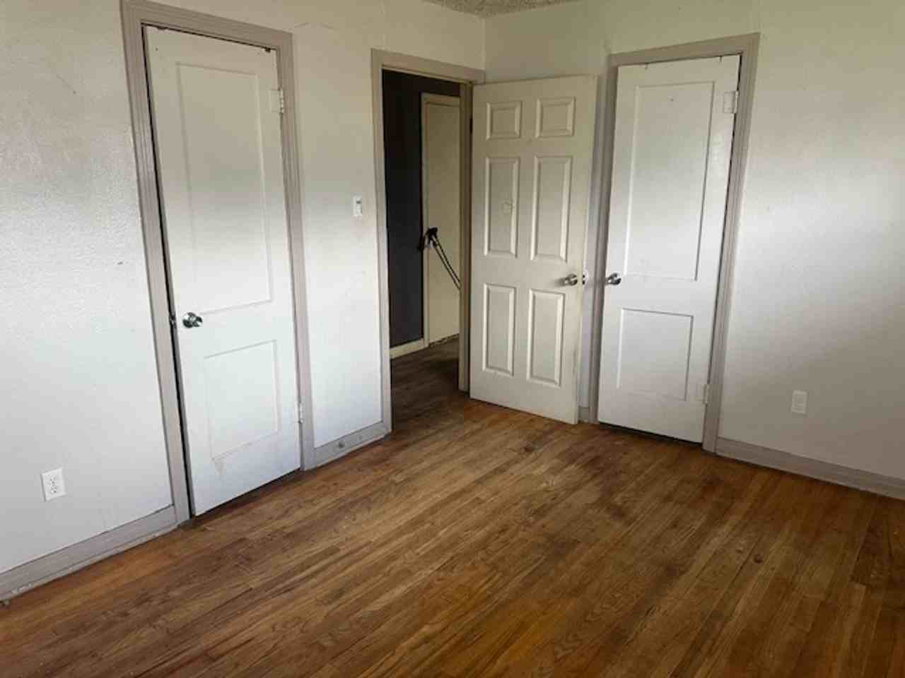 4409 S Travis St - Photo 7 of 12