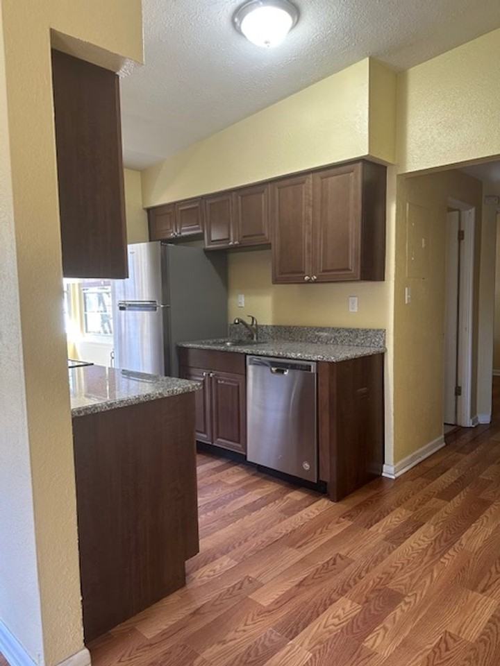 1032 N Fern Creek Ave - Photo 3 of 8