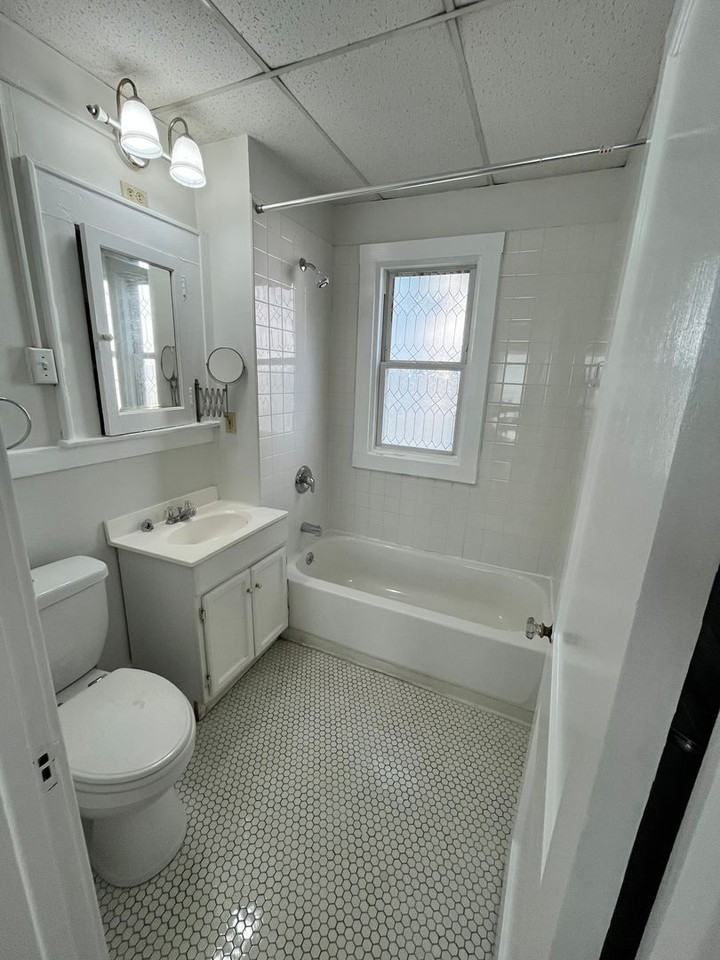 1117 Lancaster Ave - Photo 3 of 11