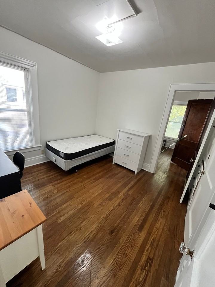 1117 Lancaster Ave - Photo 4 of 11