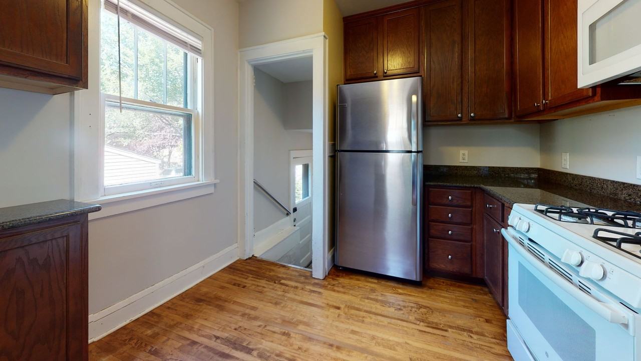 1015 27th Ave Se - Photo 5 of 8