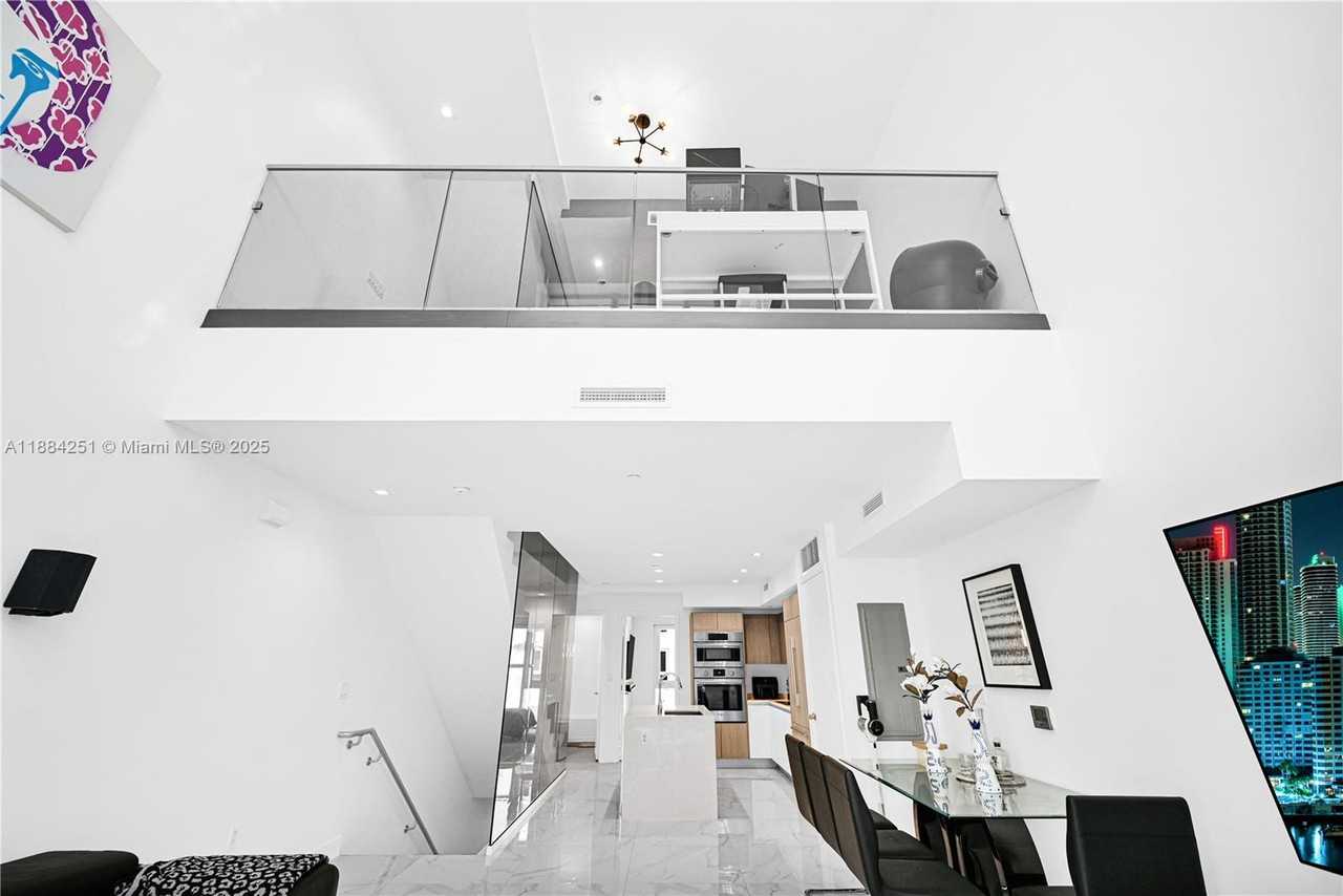 455 Northeast 38th Street - Photo 3 of 17