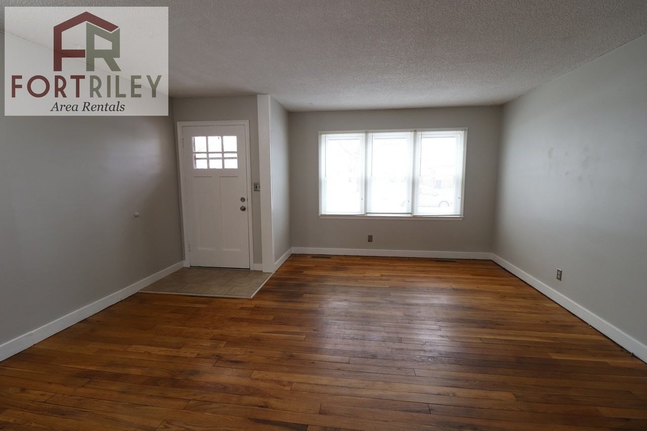 530 W Elm St - Photo 3 of 22
