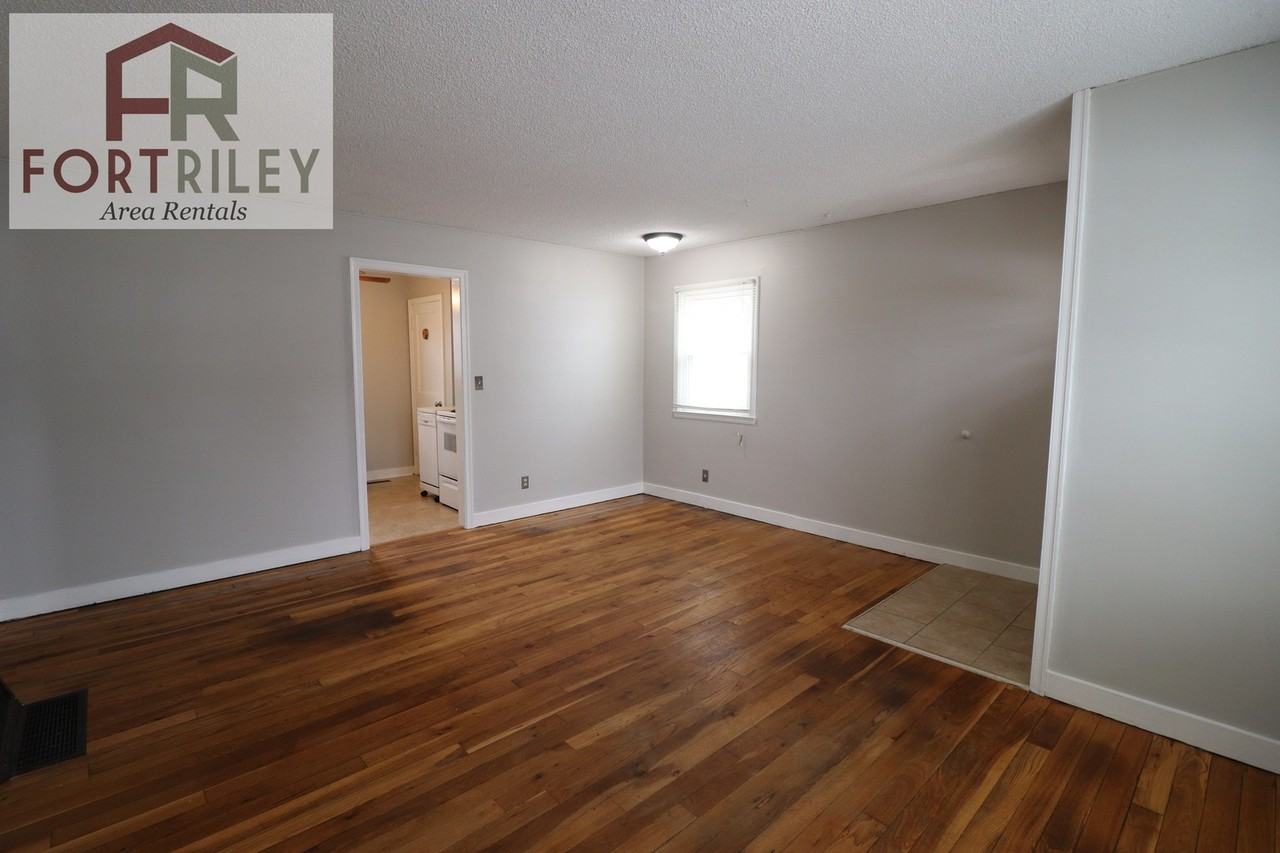530 W Elm St - Photo 5 of 22