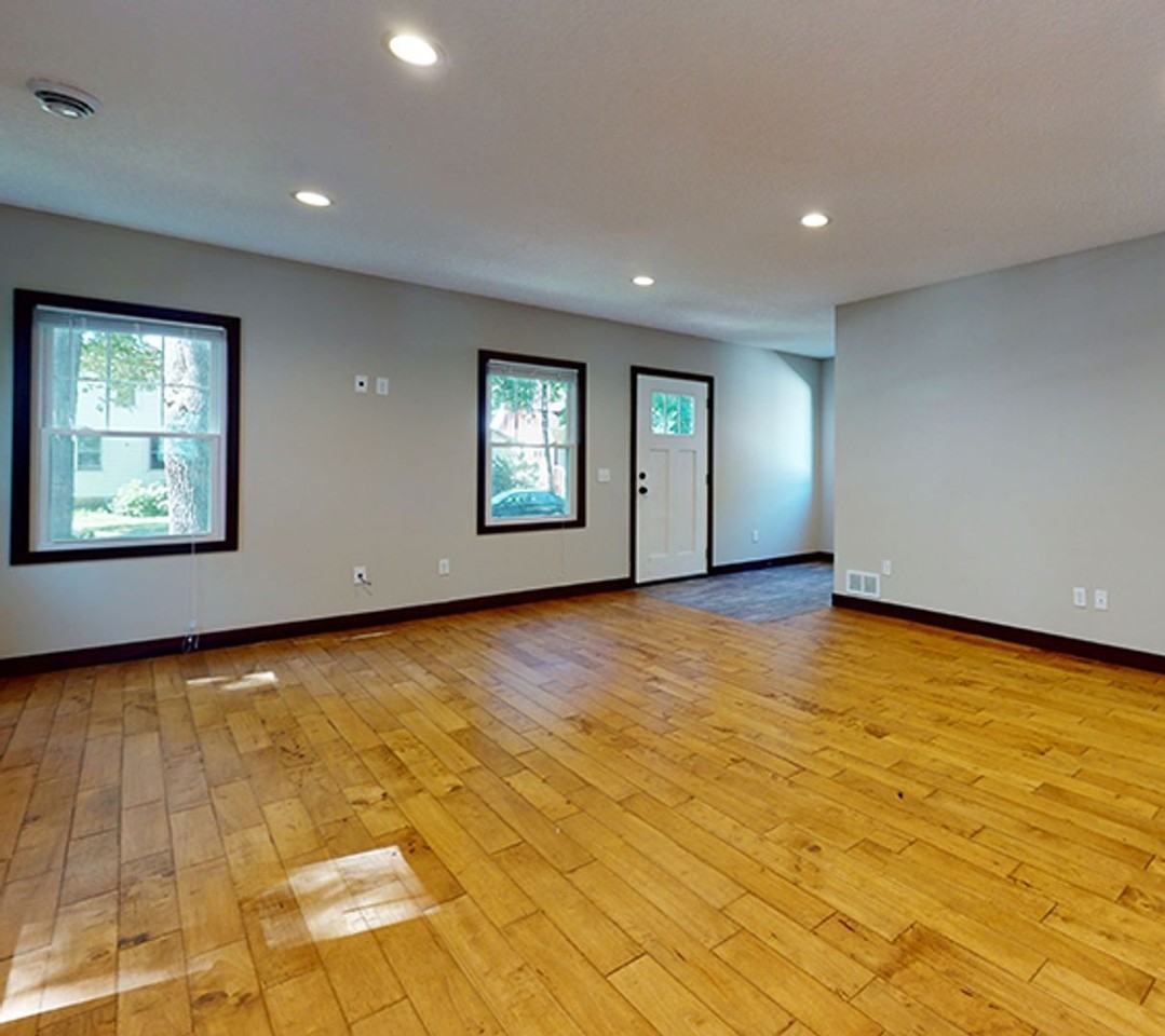 876 19th Ave Se - Photo 4 of 5
