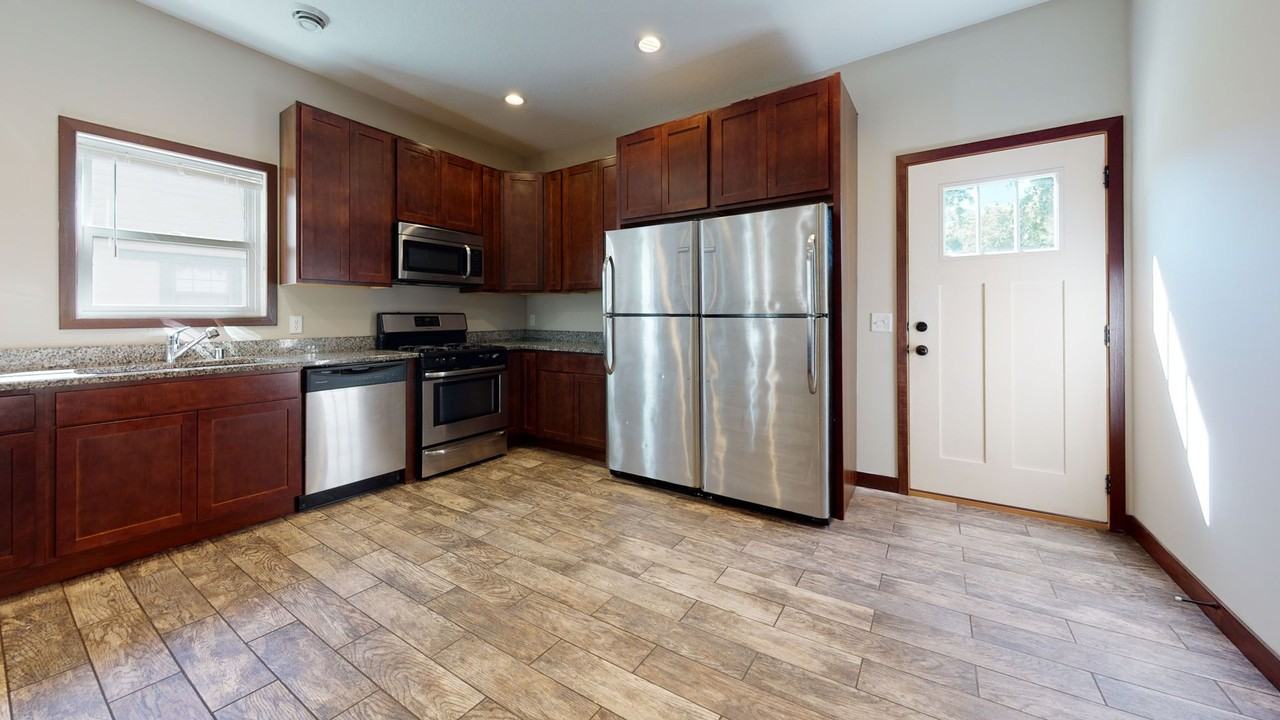 895 20th Ave Se - Photo 5 of 12