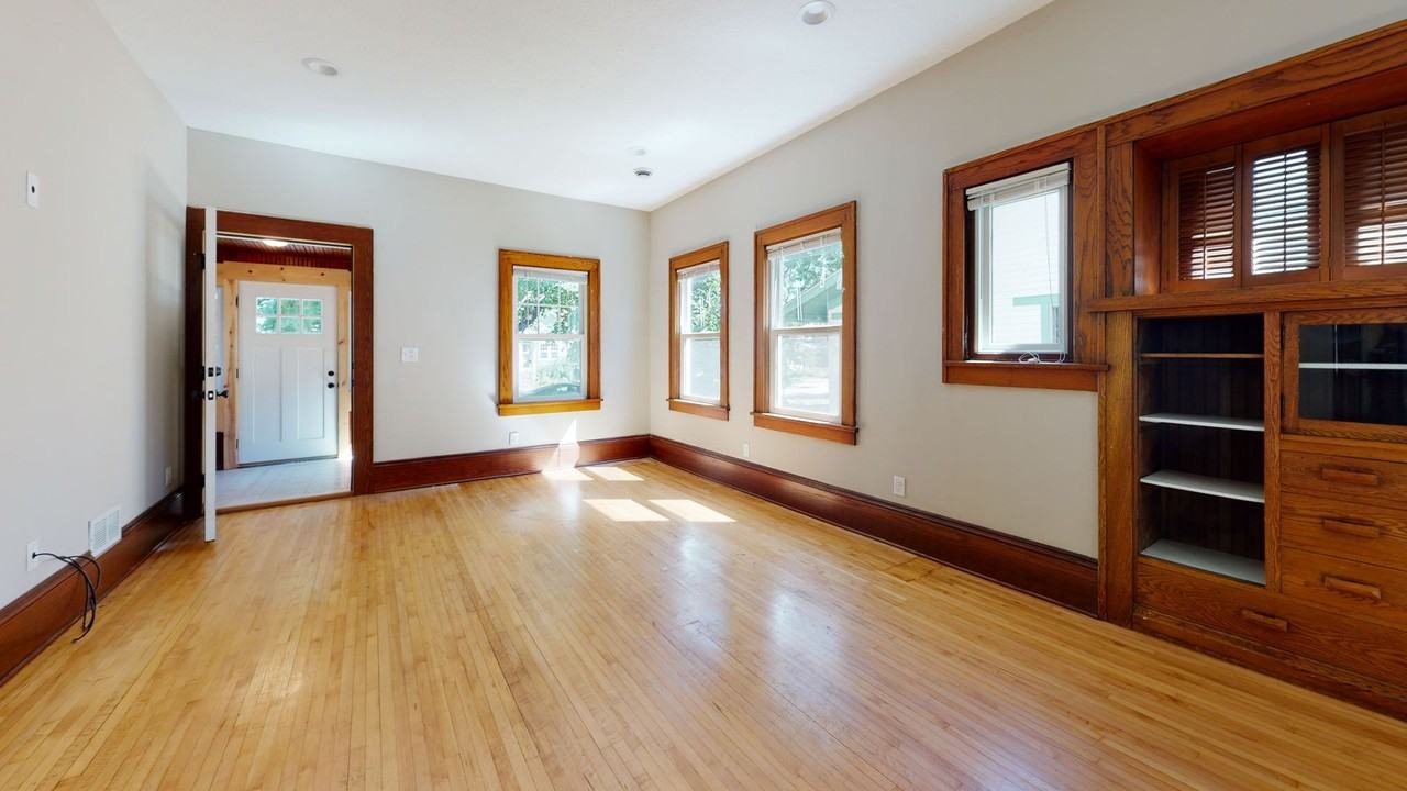 895 20th Ave Se - Photo 2 of 12