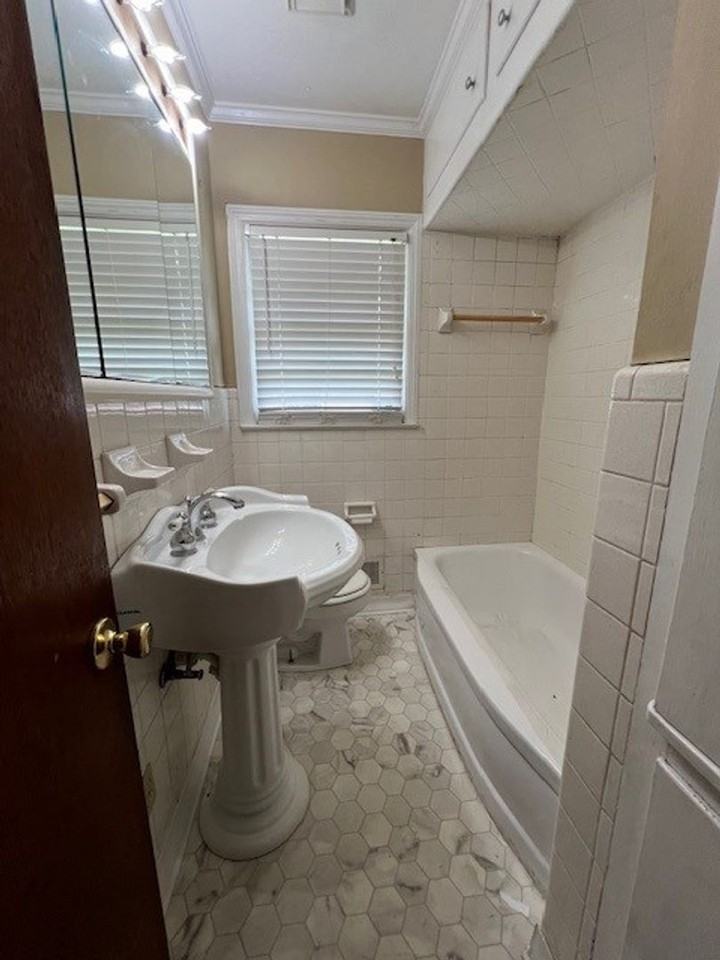 226 Ware St - Photo 5 of 8