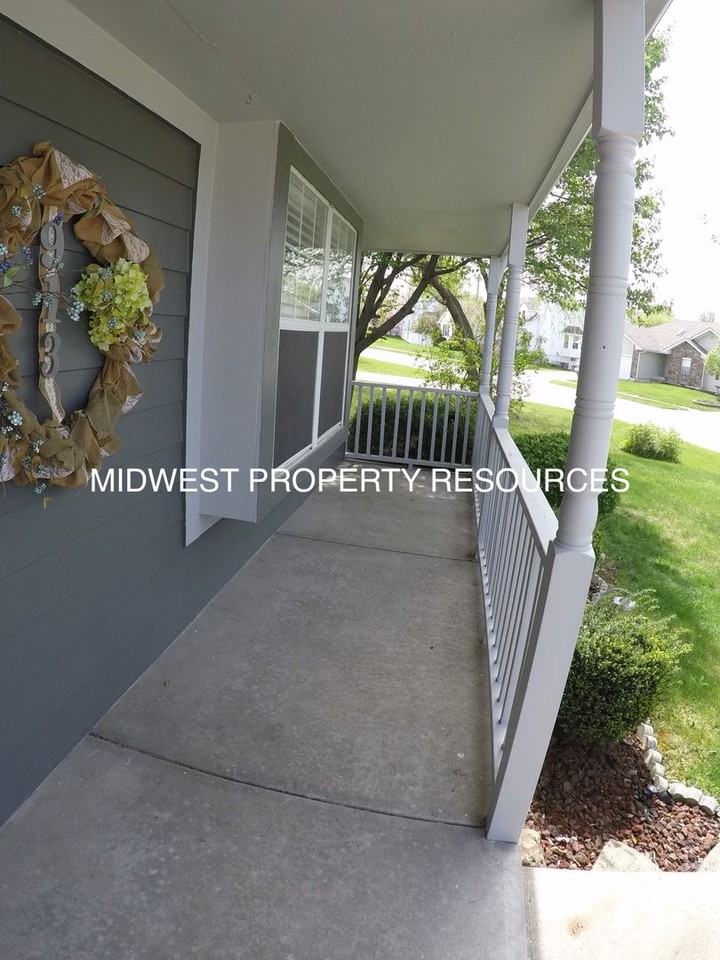 913 Ne Michael Dr - Photo 2 of 29