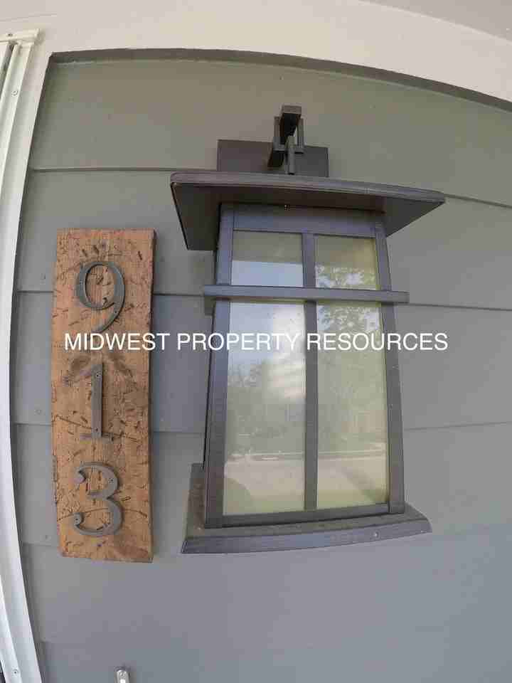 913 Ne Michael Dr - Photo 3 of 29