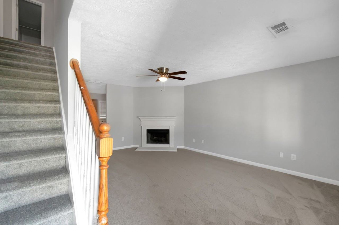 7037 Ravenwood Ln - Photo 3 of 21